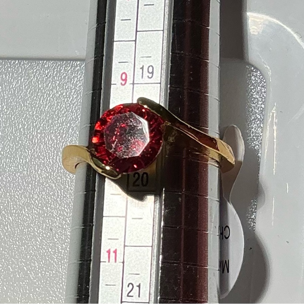 Source Unknown Red and Gold Gemstone Ring